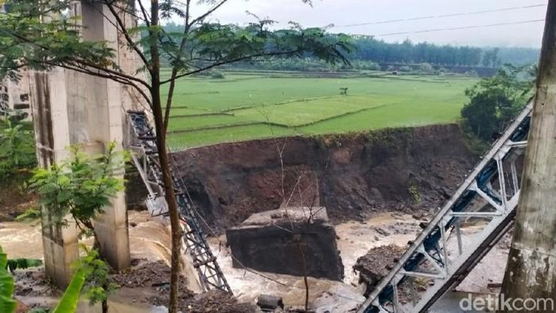 Jembatan kereta api (KA) di Dukuh Timbang Desa Tonjong, Kecamatan Tonjong, Kabupaten Brebes, Jawa Tengah, terputus akibat banjir bandang. (detikcom/Imam Suripto)