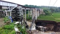 Penampakan Jembatan KA Di Brebes Putus Gegara Banjir Bandang