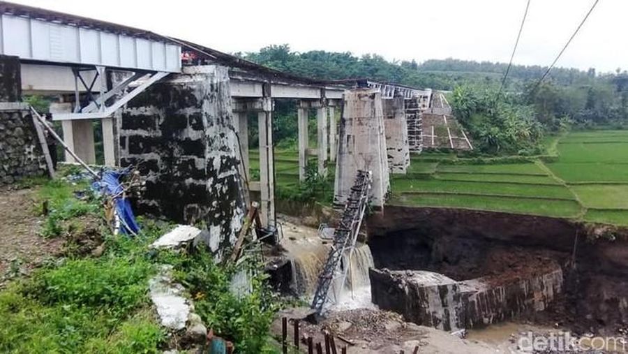 Jembatan kereta api (KA) di Dukuh Timbang Desa Tonjong, Kecamatan Tonjong, Kabupaten Brebes, Jawa Tengah, terputus akibat banjir bandang. (detikcom/Imam Suripto)