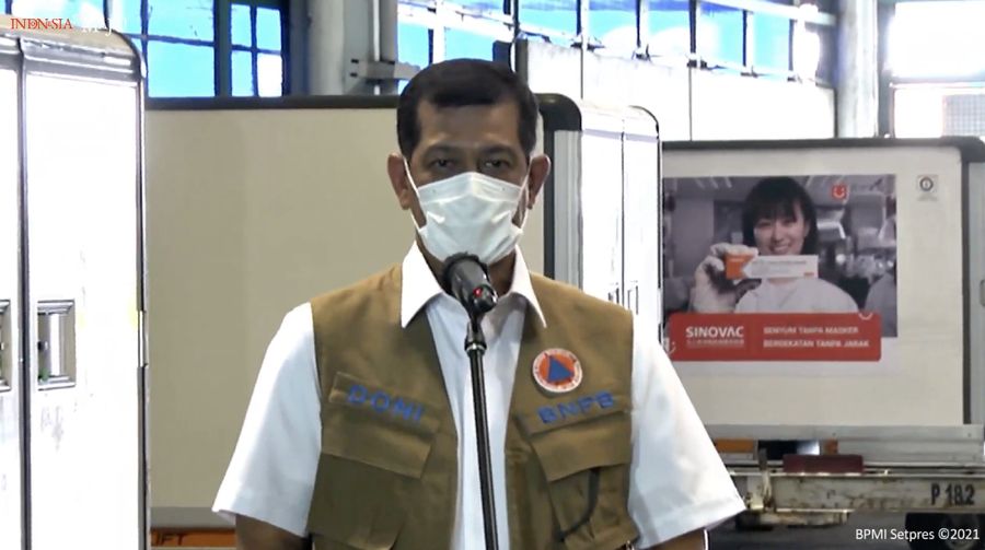 Ketua Satgas Covid-19 Doni Monardo memberikan keterangan pers mengenai kedatangan vaksin Covid-19 Tahap Ketiga, Bandara Soekarno Hatta, 12 Januari 2021. (tangkapan Layar Youtube Sekretariat Presiden)