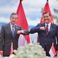 Luhut Bertemu Menlu China, Bahas Sederet Mega Proyek Ini
