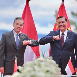 Luhut Bertemu Menlu China, Bahas Sederet Mega Proyek Ini