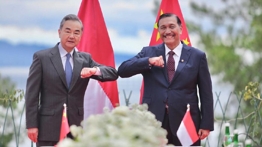 Menteri Koordinator (Menko) Bidang Kemaritiman dan Investasi Luhut Binsar Pandjaitan menerima kunjungan Menteri Luar Negeri China Wang Yi. (Dok. Kemenko Marves)