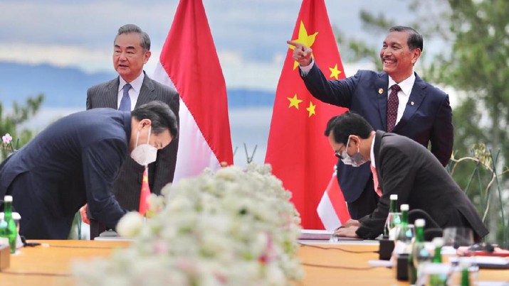 Menteri Koordinator (Menko) Bidang Kemaritiman dan Investasi Luhut Binsar Pandjaitan menerima kunjungan Menteri Luar Negeri China Wang Yi. (Dok. Kemenko Marves) Menteri Koordinator (Menko) Bidang Kemaritiman dan Investasi Luhut Binsar Pandjaitan menerima kunjungan Menteri Luar Negeri China Wang Yi. (Dok. Kemenko Marves)