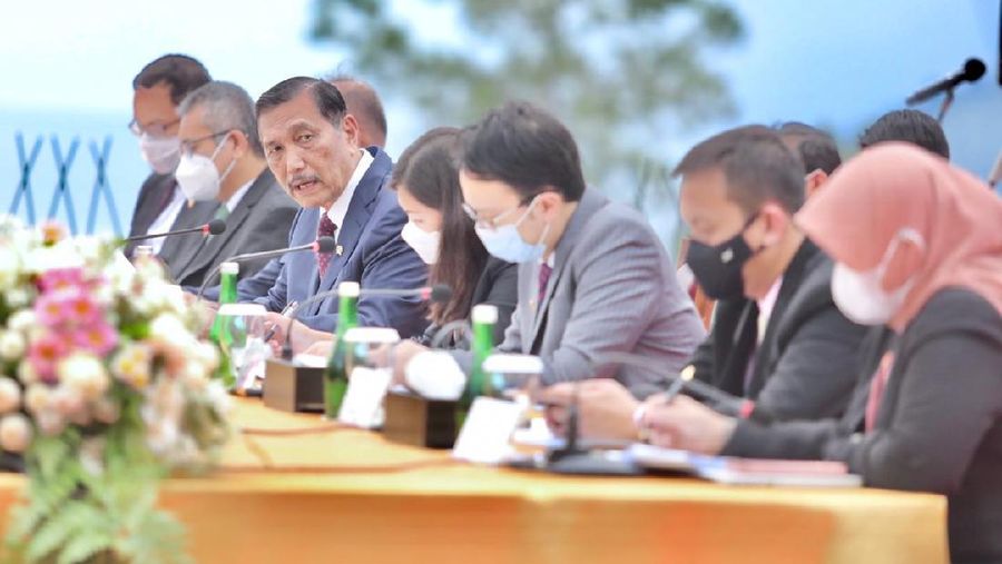 Menteri Koordinator (Menko) Bidang Kemaritiman dan Investasi Luhut Binsar Pandjaitan menerima kunjungan Menteri Luar Negeri China Wang Yi. (Dok. Kemenko Marves)