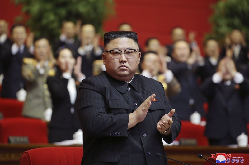 Pemimpin Korea Utara Kim Jong Un In this undated photo provided by the North Korean government on Tuesday, Aug. 31, 2021, North Korean leader Kim Jong Un, center, meets the participants in Youth Day celebrations during a photo session at an undisclosed place in North Korea. Independent journalists were not given access to cover the event depicted in this image distributed by the North Korean government. The content of this image is as provided and cannot be independently verified. Korean language watermark on image as provided by source reads: