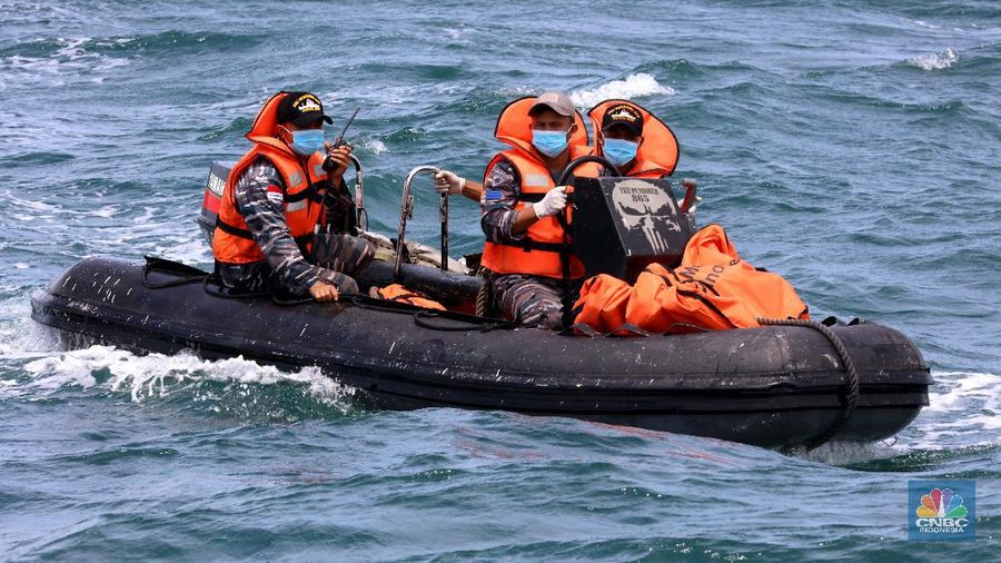 Tim SAR KRI Tenggiri 865 kembali menemukan serpihan pesawat Sriwijaya Air SJ182 Jakarta - Pontianak, Senin (12/1/2021). Selain serpihan pesawat dan empat kantong berisi bagian tubuh korban tim SAR juga membawa satu kantong berisi perlengkapan data pribadi korban. (CNBC Indonesia/Tri Susilo)