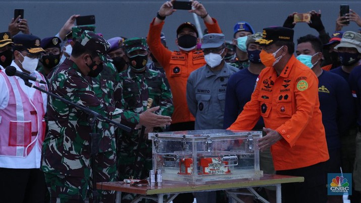 Penemuan Flight Data Recorder Pesawat Sriwijaya Air SJ 182 (CNBC Indonesia/ Tri Susilo) Penemuan Flight Data Recorder Pesawat Sriwijaya Air SJ 182 (CNBC Indonesia/ Tri Susilo)