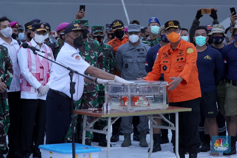Petugas Basarnas menurunkan kantong jenazah dan puing korban pesawat Sriwijaya Air SJ182 yang jatuh di perairan Kepulauan Seribu, Kamis (14/1/2021). Selanjutnya tim Basarnas menyerahkan beberapa kantong jenazah yang telah dikumpulkan kepada Tim DVI dan KNKT untuk pemeriksaan (CNBC Indonesia/ Tri Susilo)