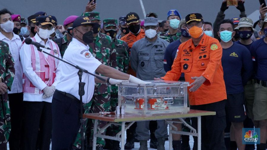 Petugas Basarnas menurunkan kantong jenazah dan puing korban pesawat Sriwijaya Air SJ182 yang jatuh di perairan Kepulauan Seribu, Kamis (14/1/2021). Selanjutnya tim Basarnas menyerahkan beberapa kantong jenazah yang telah dikumpulkan kepada Tim DVI dan KNKT untuk pemeriksaan (CNBC Indonesia/ Tri Susilo)