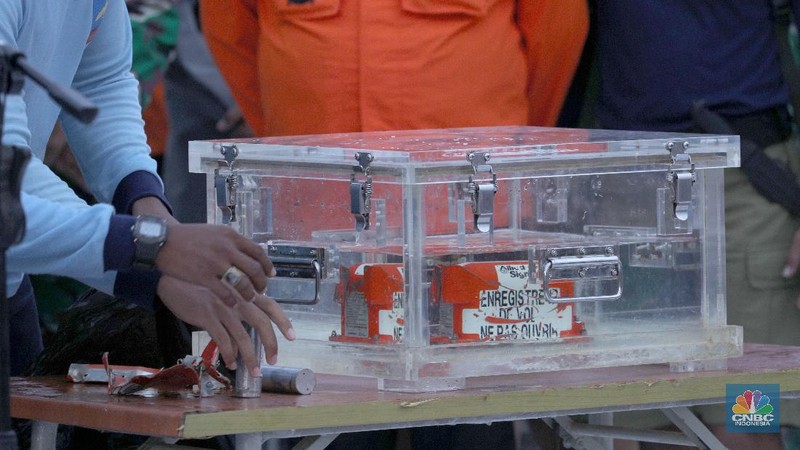 Members of the National Transportation Safety Committee carry a box containing the flight data recorder of Sriwijaya Air flight SJ-182 retrieved from the Java Sea where the passenger jet crashed at the Tanjung Priok Port, Tuesday, Jan. 12, 2021. Indonesian navy divers searching the ocean floor on Tuesday recovered the flight data recorder from a Sriwijaya Air jet that crashed into the Java Sea with 62 people on board, Monday, Jan. 11, 2021. (AP Photo/Dita Alangkara)