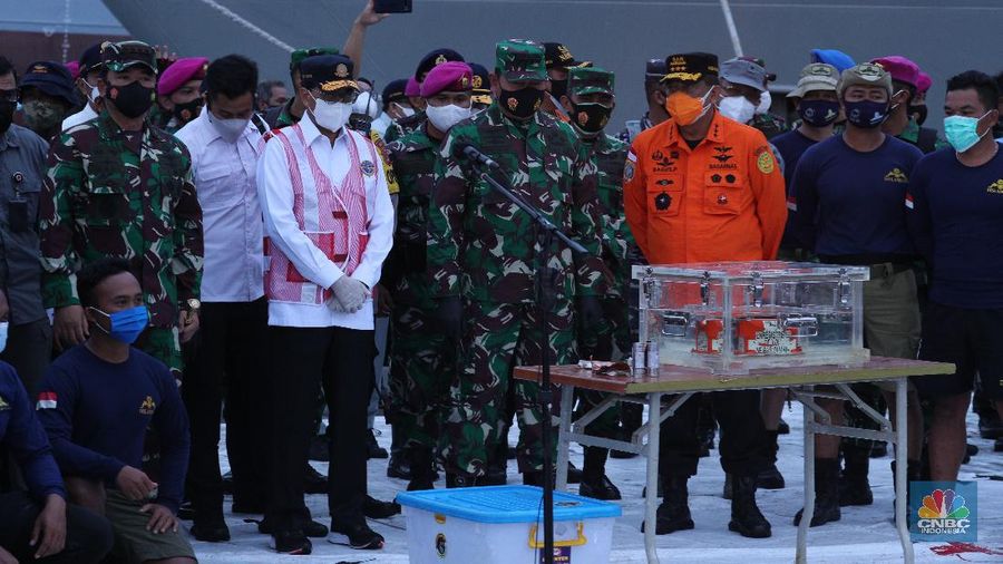 Members of the National Transportation Safety Committee carry a box containing the flight data recorder of Sriwijaya Air flight SJ-182 retrieved from the Java Sea where the passenger jet crashed at the Tanjung Priok Port, Tuesday, Jan. 12, 2021. Indonesian navy divers searching the ocean floor on Tuesday recovered the flight data recorder from a Sriwijaya Air jet that crashed into the Java Sea with 62 people on board, Monday, Jan. 11, 2021. (AP Photo/Dita Alangkara)