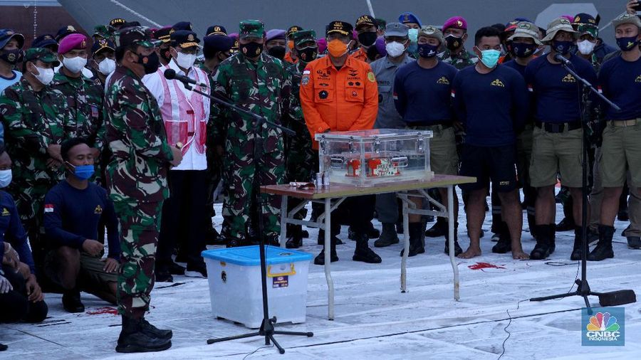 Members of the National Transportation Safety Committee carry a box containing the flight data recorder of Sriwijaya Air flight SJ-182 retrieved from the Java Sea where the passenger jet crashed at the Tanjung Priok Port, Tuesday, Jan. 12, 2021. Indonesian navy divers searching the ocean floor on Tuesday recovered the flight data recorder from a Sriwijaya Air jet that crashed into the Java Sea with 62 people on board, Monday, Jan. 11, 2021. (AP Photo/Dita Alangkara)
