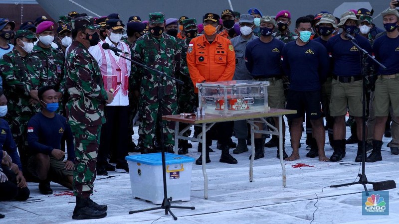 Members of the National Transportation Safety Committee carry a box containing the flight data recorder of Sriwijaya Air flight SJ-182 retrieved from the Java Sea where the passenger jet crashed at the Tanjung Priok Port, Tuesday, Jan. 12, 2021. Indonesian navy divers searching the ocean floor on Tuesday recovered the flight data recorder from a Sriwijaya Air jet that crashed into the Java Sea with 62 people on board, Monday, Jan. 11, 2021. (AP Photo/Dita Alangkara)