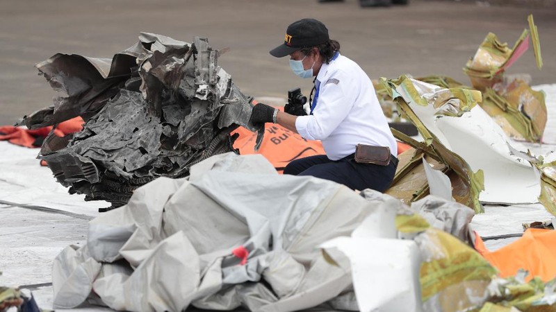 Pencarian Bangkai Pesawat Sriwijaya Air yang Jatuh di Wilayah Kepulauan Seribu, Jakarta (11/1/2021). (CNBC Indonesia/ Tri Susilo)