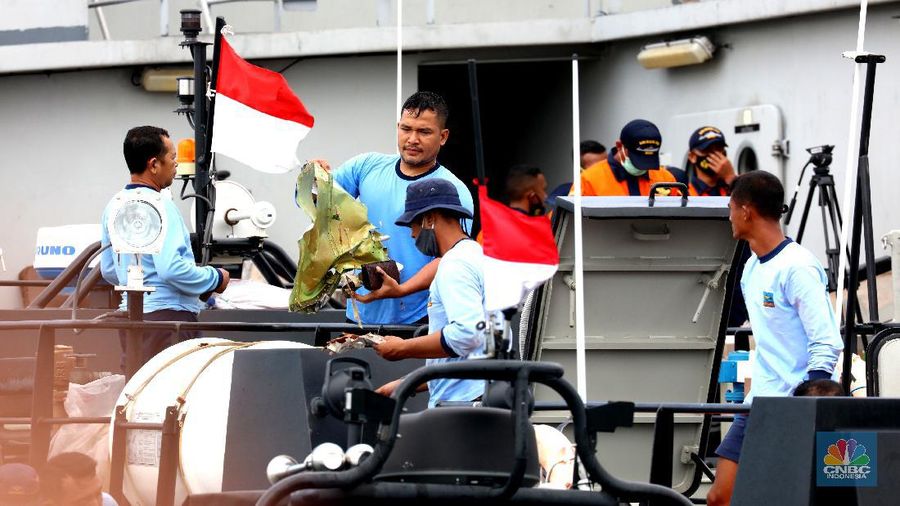 Pencarian Bangkai Pesawat Sriwijaya Air yang Jatuh di Wilayah Kepulauan Seribu, Jakarta (11/1/2021). (CNBC Indonesia/ Tri Susilo)
