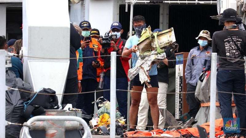 Pencarian Bangkai Pesawat Sriwijaya Air yang Jatuh di Wilayah Kepulauan Seribu, Jakarta (11/1/2021). (CNBC Indonesia/ Tri Susilo)