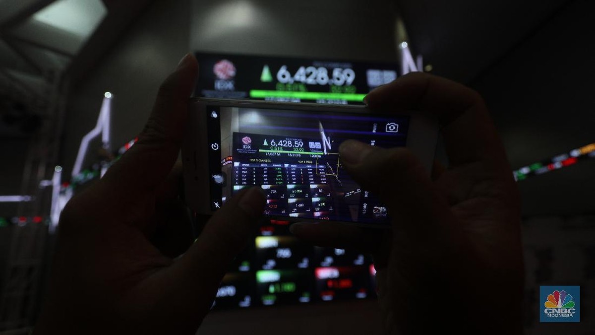 Sempat Terbang ke 6.462, IHSG Malah Merosot 0,49% di Akhir Sesi 1