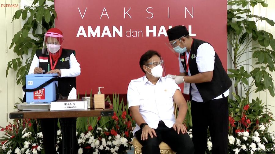 Menteri Kesehatan (Menkes), Budi Gunadi Sadikin menerima vaksinasi Covid-19 Perdana di Indonesia, 13 Januari 2021. (tangkapan Layar Youtube Sekretariat Presiden)