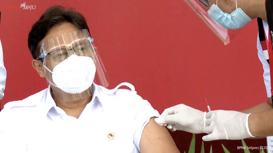Menteri Kesehatan (Menkes), Budi Gunadi Sadikin menerima vaksinasi Covid-19 Perdana di Indonesia, 13 Januari 2021. (tangkapan Layar Youtube Sekretariat Presiden)