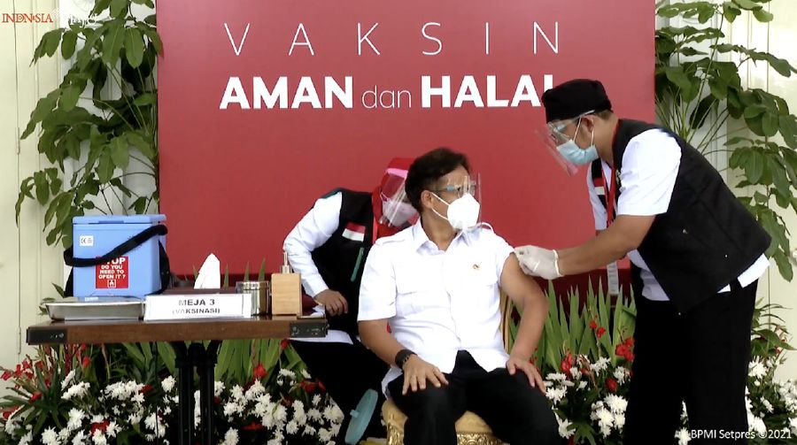Menteri Kesehatan (Menkes), Budi Gunadi Sadikin menerima vaksinasi Covid-19 Perdana di Indonesia, 13 Januari 2021. (tangkapan Layar Youtube Sekretariat Presiden)