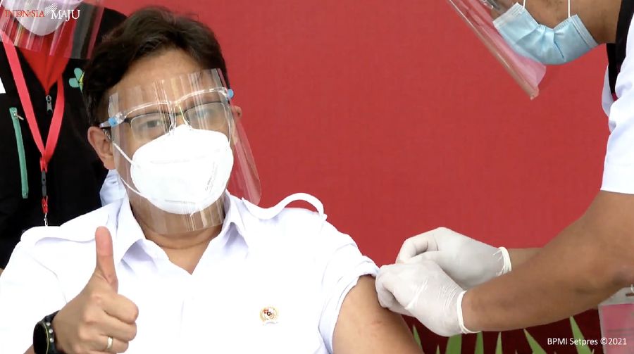 Menteri Kesehatan (Menkes), Budi Gunadi Sadikin menerima vaksinasi Covid-19 Perdana di Indonesia, 13 Januari 2021. (tangkapan Layar Youtube Sekretariat Presiden)