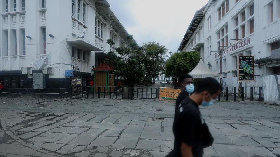 Sejumlah warga melewati Jalan Pintu Besar Utara yabg ditutup di kawasan Kota Tua, Jakarta, Rabu (13/1/2021). Pemerintah Kota Administrasi Jakarta Barat menutup sejumlah ruas jalan menuju kawasan wisata Kota Tua selama Pemberlakuan Pembatasan Kegiatan Masyarakat (PPKM) di DKI Jakarta pada 11 Januari hingga 25 Januari 2021 untuk mencegah kerumunan. (CNBC Indonesia/Tri Susilo)
Pantauan CNBC Indonesia kemacetan tidak terhindarkan kendaraan dari arah Harmoni menuju Jalan Pintu Besar Utara karena banyak pengguna jalan yang belum mengetahui penutupan jalur.
Salah satu satgas Kota Tua yang tidak ingin disebutkan namanya mengatakan