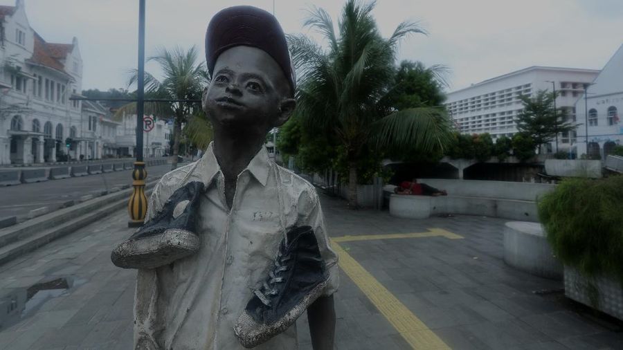 Sejumlah warga melewati Jalan Pintu Besar Utara yabg ditutup di kawasan Kota Tua, Jakarta, Rabu (13/1/2021). Pemerintah Kota Administrasi Jakarta Barat menutup sejumlah ruas jalan menuju kawasan wisata Kota Tua selama Pemberlakuan Pembatasan Kegiatan Masyarakat (PPKM) di DKI Jakarta pada 11 Januari hingga 25 Januari 2021 untuk mencegah kerumunan. (CNBC Indonesia/Tri Susilo)
Pantauan CNBC Indonesia kemacetan tidak terhindarkan kendaraan dari arah Harmoni menuju Jalan Pintu Besar Utara karena banyak pengguna jalan yang belum mengetahui penutupan jalur. 
Salah satu satgas Kota Tua yang tidak ingin disebutkan namanya mengatakan 