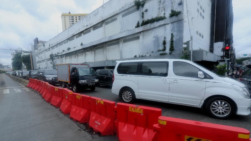 Sejumlah warga melewati Jalan Pintu Besar Utara yabg ditutup di kawasan Kota Tua, Jakarta, Rabu (13/1/2021). Pemerintah Kota Administrasi Jakarta Barat menutup sejumlah ruas jalan menuju kawasan wisata Kota Tua selama Pemberlakuan Pembatasan Kegiatan Masyarakat (PPKM) di DKI Jakarta pada 11 Januari hingga 25 Januari 2021 untuk mencegah kerumunan. (CNBC Indonesia/Tri Susilo)
Pantauan CNBC Indonesia kemacetan tidak terhindarkan kendaraan dari arah Harmoni menuju Jalan Pintu Besar Utara karena banyak pengguna jalan yang belum mengetahui penutupan jalur. 
Salah satu satgas Kota Tua yang tidak ingin disebutkan namanya mengatakan 