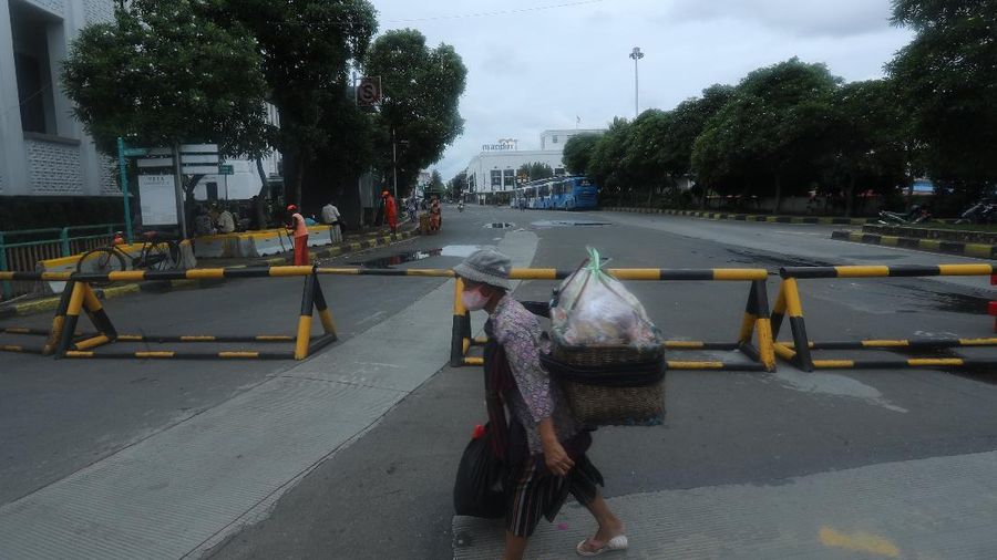 Sejumlah warga melewati Jalan Pintu Besar Utara yabg ditutup di kawasan Kota Tua, Jakarta, Rabu (13/1/2021). Pemerintah Kota Administrasi Jakarta Barat menutup sejumlah ruas jalan menuju kawasan wisata Kota Tua selama Pemberlakuan Pembatasan Kegiatan Masyarakat (PPKM) di DKI Jakarta pada 11 Januari hingga 25 Januari 2021 untuk mencegah kerumunan. (CNBC Indonesia/Tri Susilo)
Pantauan CNBC Indonesia kemacetan tidak terhindarkan kendaraan dari arah Harmoni menuju Jalan Pintu Besar Utara karena banyak pengguna jalan yang belum mengetahui penutupan jalur. 
Salah satu satgas Kota Tua yang tidak ingin disebutkan namanya mengatakan 