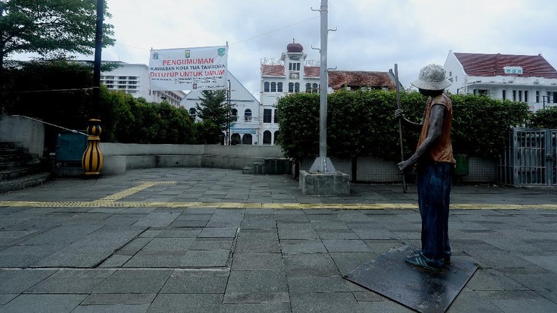 Sejumlah warga melewati Jalan Pintu Besar Utara yabg ditutup di kawasan Kota Tua, Jakarta, Rabu (13/1/2021). Pemerintah Kota Administrasi Jakarta Barat menutup sejumlah ruas jalan menuju kawasan wisata Kota Tua selama Pemberlakuan Pembatasan Kegiatan Masyarakat (PPKM) di DKI Jakarta pada 11 Januari hingga 25 Januari 2021 untuk mencegah kerumunan. (CNBC Indonesia/Tri Susilo)
Pantauan CNBC Indonesia kemacetan tidak terhindarkan kendaraan dari arah Harmoni menuju Jalan Pintu Besar Utara karena banyak pengguna jalan yang belum mengetahui penutupan jalur. 
Salah satu satgas Kota Tua yang tidak ingin disebutkan namanya mengatakan 