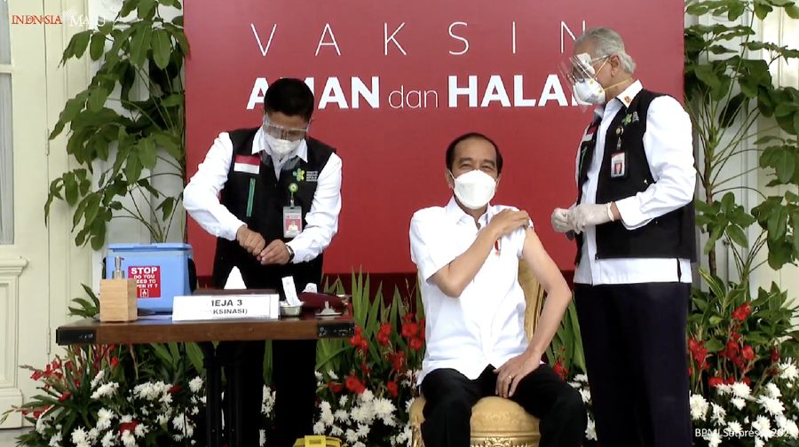 Presiden Joko Widodo menerima vaaksinasi Covid-19 Perdana di Indonesia, 13 Januari 2021. (tangkapan Layar Youtube Sekretariat Presiden)