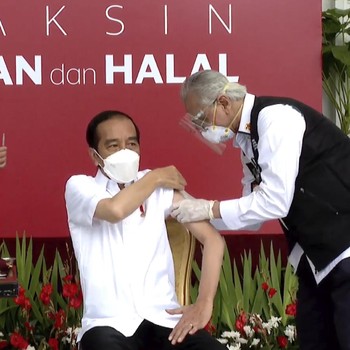 Detik-detik Jokowi Disuntik Vaksin Covid-19 Sinovac China