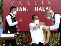 Detik-detik Jokowi Disuntik Vaksin Covid-19 Sinovac China