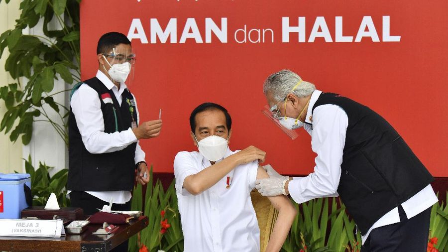 Presiden Joko Widodo menerima vaksinasi Covid-19 Perdana di Indonesia, 13 Januari 2021. (Agus Suparto/Indonesian Presidential Palace via AP)