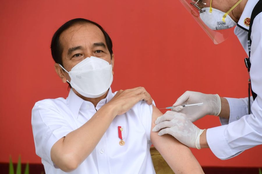 Presiden Joko Widodo menerima vaksinasi Covid-19 Perdana di Indonesia, 13 Januari 2021. (Biro Pers Sekretariat Presiden/Muchlis Jr )