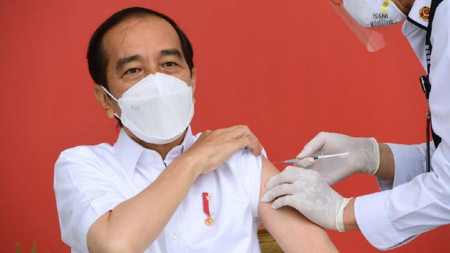 Presiden Joko Widodo menerima vaksinasi Covid-19 Perdana di Indonesia, 13 Januari 2021. (Biro Pers Sekretariat Presiden/Muchlis Jr )