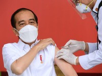 Sudah Disuntik Vaksin Covid-19, Apa Kabar Jokowi & IHSG?