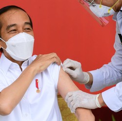 Jokowi Disuntik Vaksin, Airlangga: IHSG Tertinggi se-ASEAN!