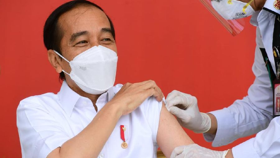 Presiden Joko Widodo menerima vaksinasi Covid-19 Perdana di Indonesia, 13 Januari 2021. (Biro Pers Sekretariat Presiden/Muchlis Jr )