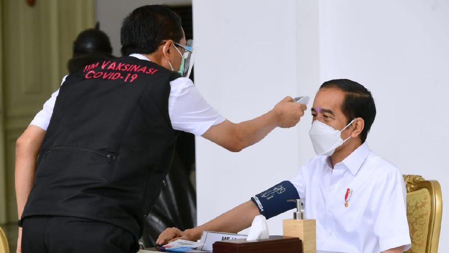Presiden Joko Widodo menerima vaksinasi Covid-19 Perdana di Indonesia, 13 Januari 2021. (Biro Pers Sekretariat Presiden/Muchlis Jr )