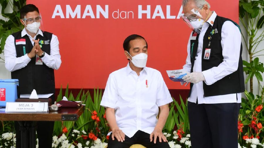 Presiden Joko Widodo menerima vaksinasi Covid-19 Perdana di Indonesia, 13 Januari 2021. (Biro Pers Sekretariat Presiden/Muchlis Jr )
