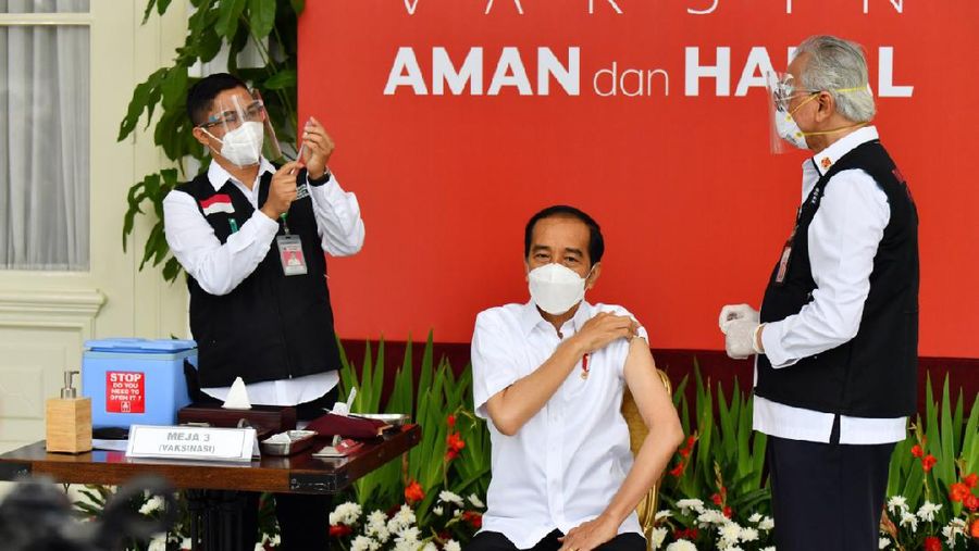 Presiden Joko Widodo menerima vaksinasi Covid-19 Perdana di Indonesia, 13 Januari 2021. (Dok Agus Suparto)