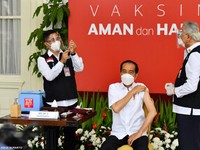 Cerita Jokowi Jadi Orang Pertama Disuntik Vaksin Covid-19