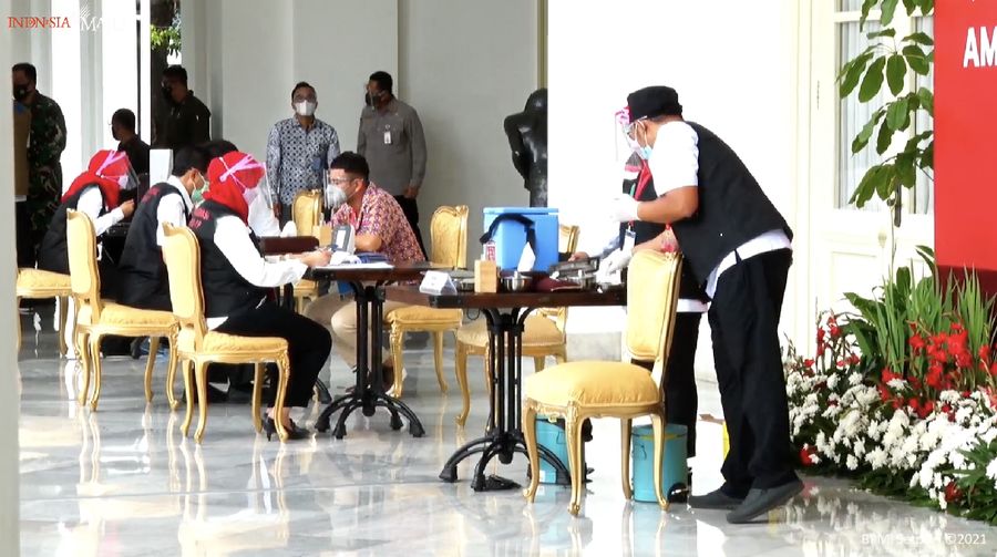 Raffi Ahmad menerima vaaksinasi Covid-19 Perdana di Indonesia, 13 Januari 2021. (tangkapan Layar Youtube Sekretariat Presiden)