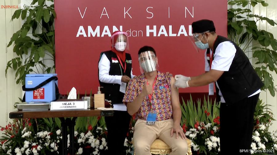 Raffi Ahmad menerima vaaksinasi Covid-19 Perdana di Indonesia, 13 Januari 2021. (tangkapan Layar Youtube Sekretariat Presiden)