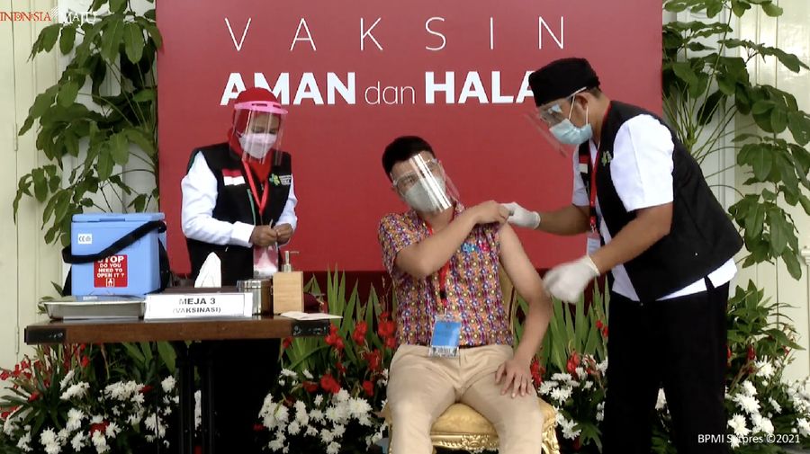 Raffi Ahmad menerima vaaksinasi Covid-19 Perdana di Indonesia, 13 Januari 2021. (tangkapan Layar Youtube Sekretariat Presiden)