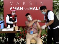 Bareng Jokowi & Menkes, Raffi Ahmad Divaksin Covid-19