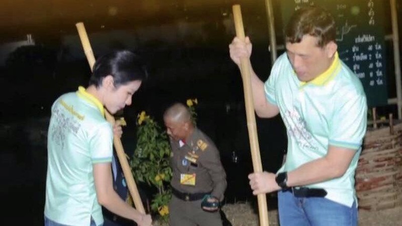 Selir Raja Thailand Sineenat Wongvajirapakdi dan Raja Menyapu di Penjara (Tangkapan Layar Facebook/ Thai PBS)