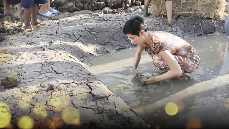 Selir Raja Thailand Sineenat Wongvajirapakdi dan Raja Menyapu di Penjara (Tangkapan Layar Facebook/ Thai PBS)